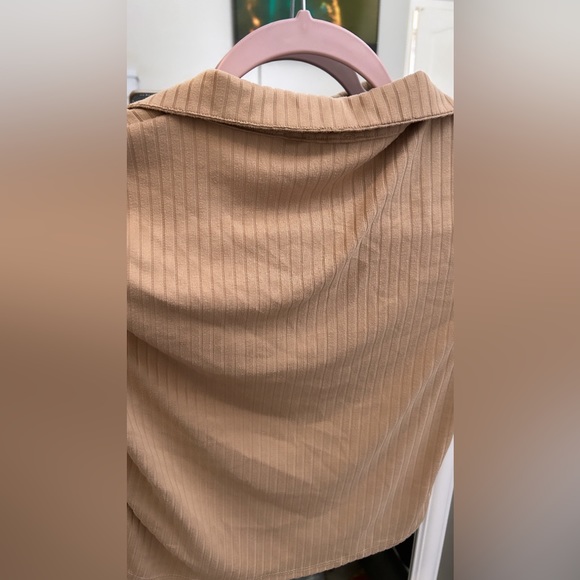 woman’s size (small) cropped shirt - Picture 4 of 4